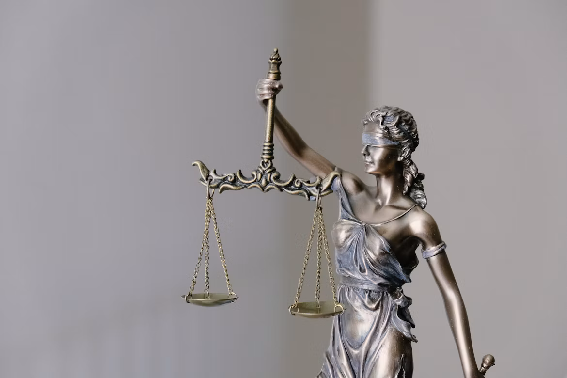 Estatua de la Justicia con balanza y espada